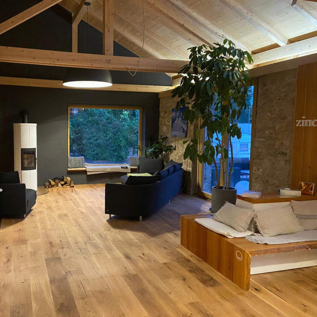 Kaminlounge mit Sitzfenster