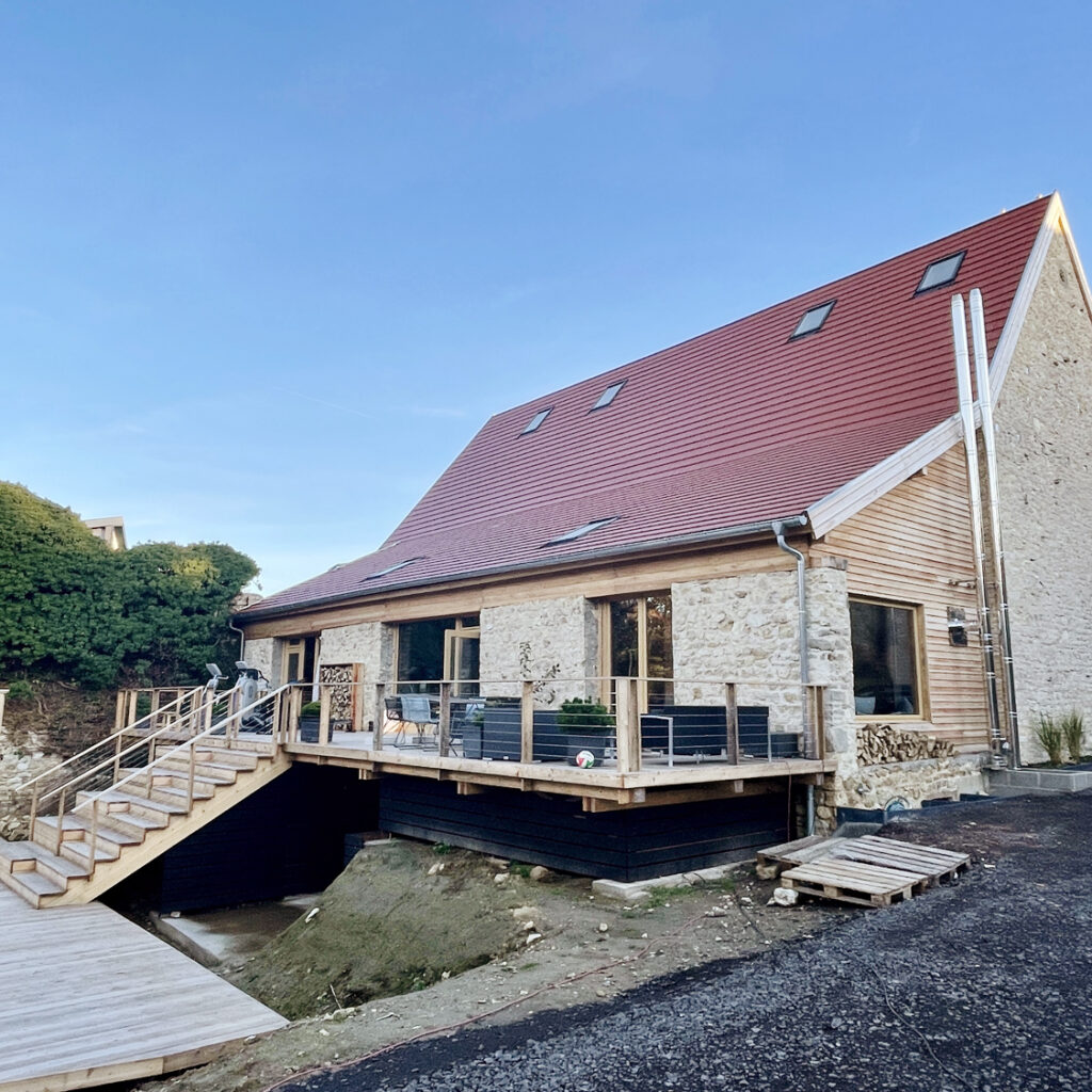 mit neuem Dach und erweitert um die großen Terrassen