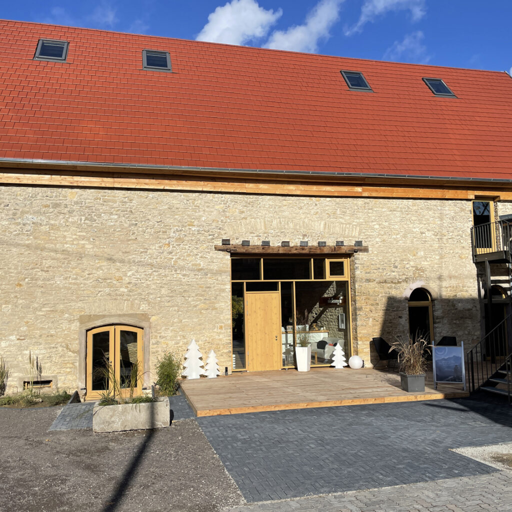 Haupteingang vom Tor aus