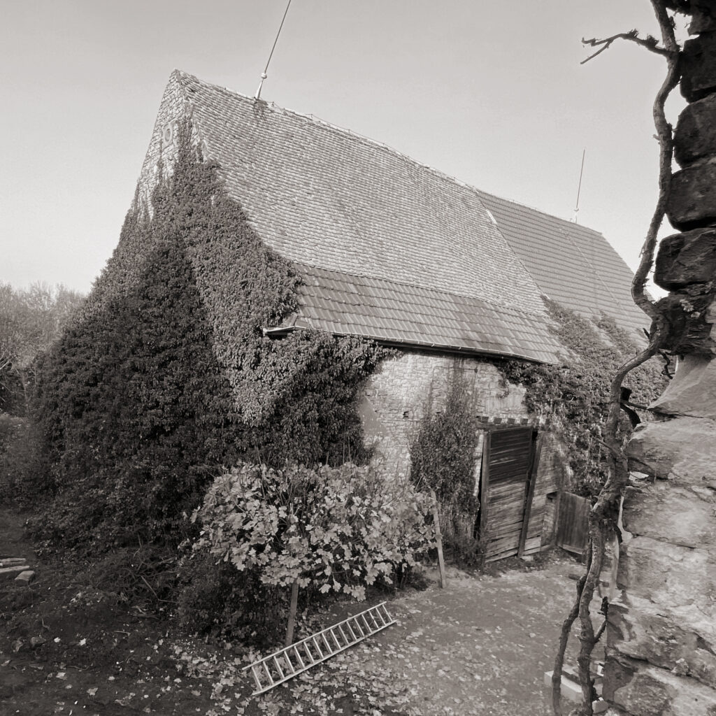 der Blick von der kleinen auf die große Scheune