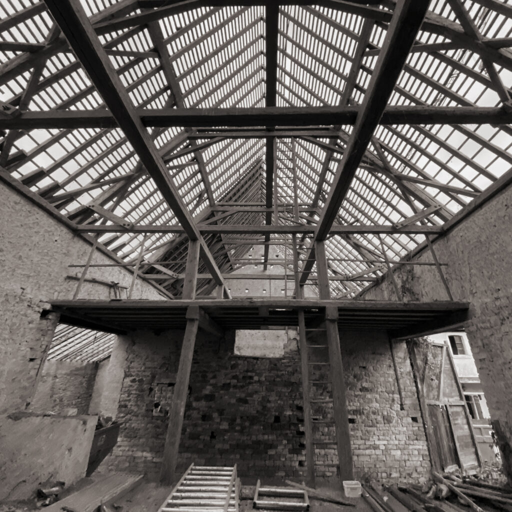 Blick in den Dachstuhl der großen Scheune