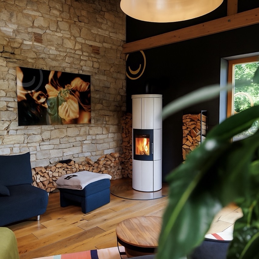 Kaminlounge mit Sitzfenster