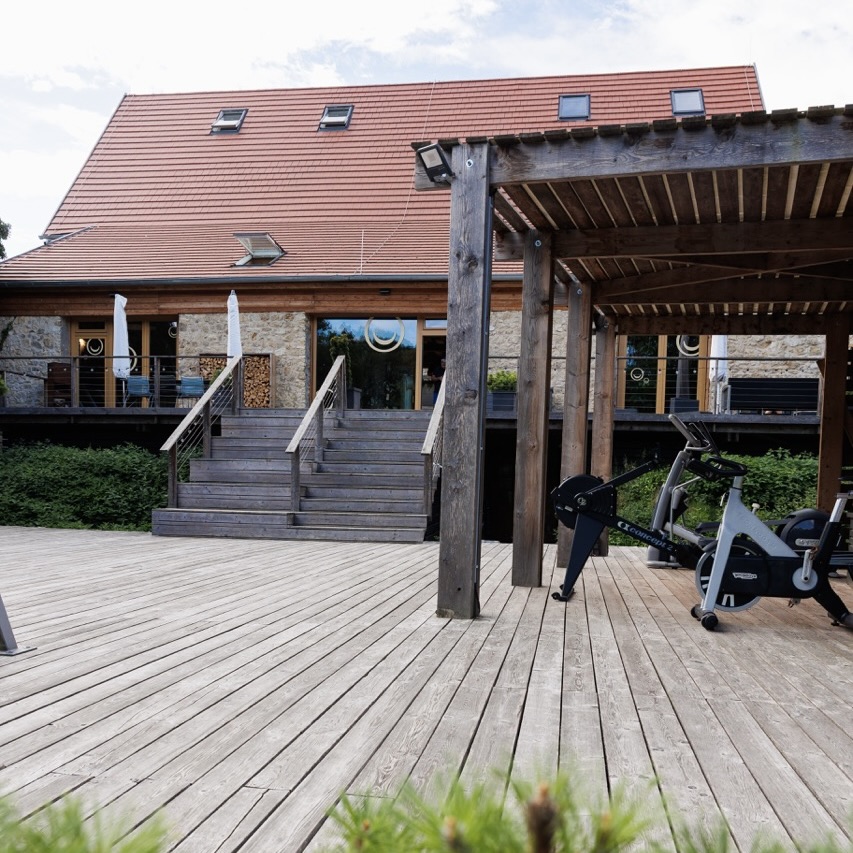 mit neuem Dach und erweitert um die großen Terrassen