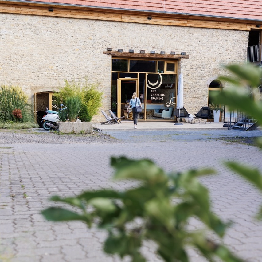 Haupteingang vom Tor aus